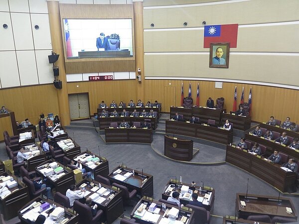 桃園市議會昨起臨時會,先進行審議桃園市108年度總預算案暨附屬單位預算及綜計表第一讀會,國民黨籍議員詹江村提議將預算留至下屆議會審查,但表決未過。 記者張裕珍/攝影