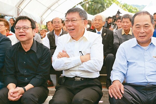 台北市長柯文哲(中)上午主持交通會報說,交通政策不會變,就是共享、綠能、e化、安全。 記者林伯東/攝影