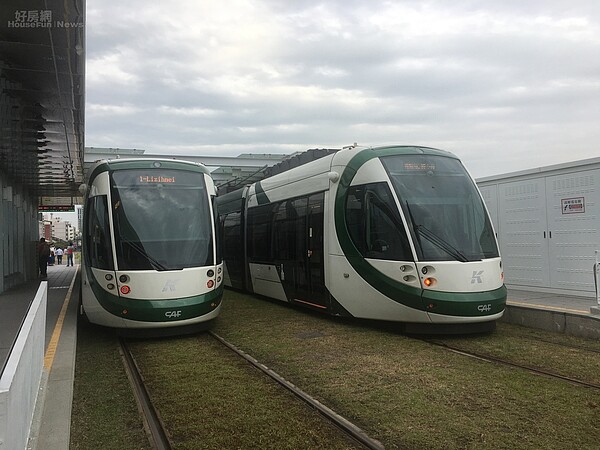 輕軌根本是嫌惡設施?網揭「最大痛點」:兩邊不討好 高雄輕軌列車。 好房網News記者楊欽亮 / 攝