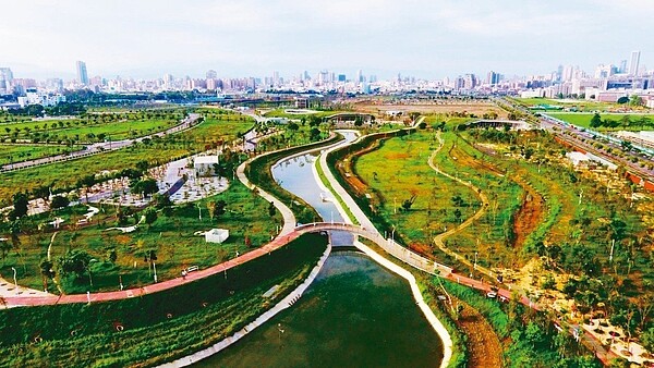 台中市在水湳智慧城開闢中央公園，效法紐約中央公園設計，另有滯洪池，可發揮海綿城市之效。 圖／台中市建設局提供