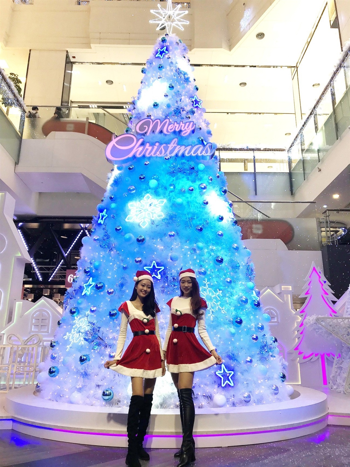 迎接聖誕佳節，台茂購物中心推出高8米高的「光之聖誕樹」。記者許政榆／攝影