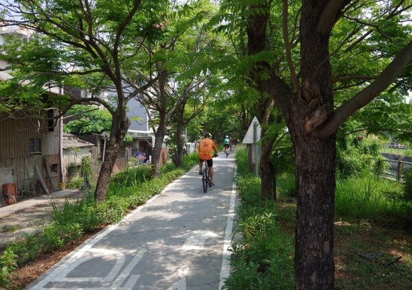 台南水利局打造水岸輕騎，完成山水圳及雙博兩條自行車道，沿著嘉南大圳綠意盎然，相當舒適。圖／水利局提供