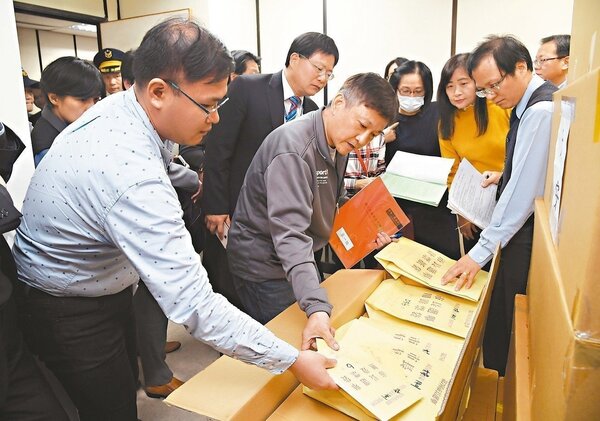 台北地方法院法官昨天到台北市選委會查封選票。圖／報系資料照