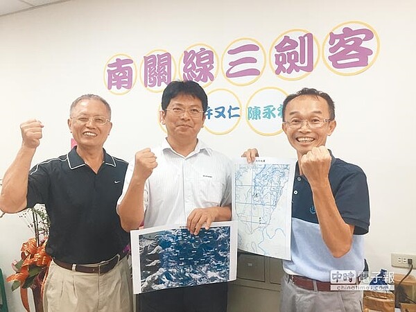 陳永和與無黨籍新科議員許又仁、新科牛埔里長陳泰祥(由右至左)宣示成立「南關線三劍客」聯合服務中心,選後第一件事就是呼籲南167線還路於民。(曹婷婷攝)