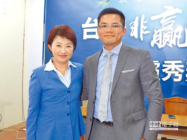 盧秀燕競選市長時的總部發言人吳皇昇(右),將接任未來台中市政府新聞局長職務。(林欣儀攝)