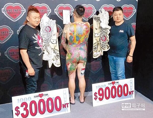 刺青師楊清暉(左)與楊世銘(右),20小時內完成全背刺青作品,在逾30國中脫穎而出,拿下冠軍獎盃,成功把大獎留在台灣。(蔡依珍攝)