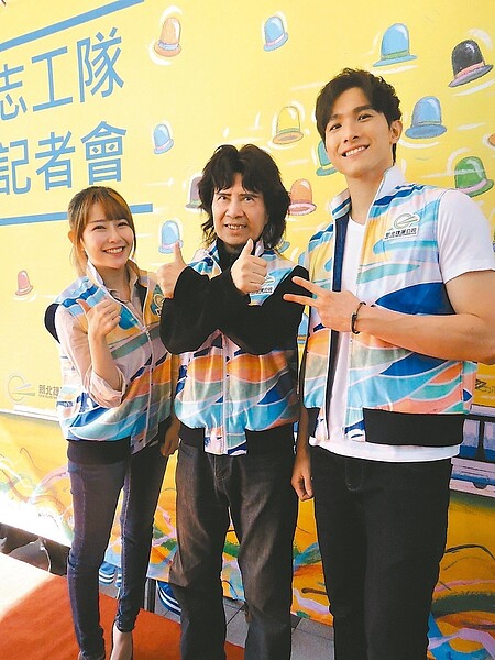 家住淡水的「舞棍阿伯」葉復台(中)也加入淡海輕軌志工行列,並與志工形象大使張瀚元(右)、「志工學姐」阿樂展示華裔設計師黃偉豪設計的志工制服,一起為志工隊加油打氣。 記者陳珮琦/攝影