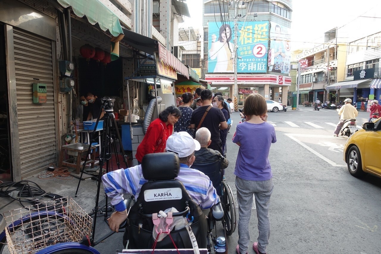 林園區炸炸雞排店也有民眾排隊。記者劉星君／攝影