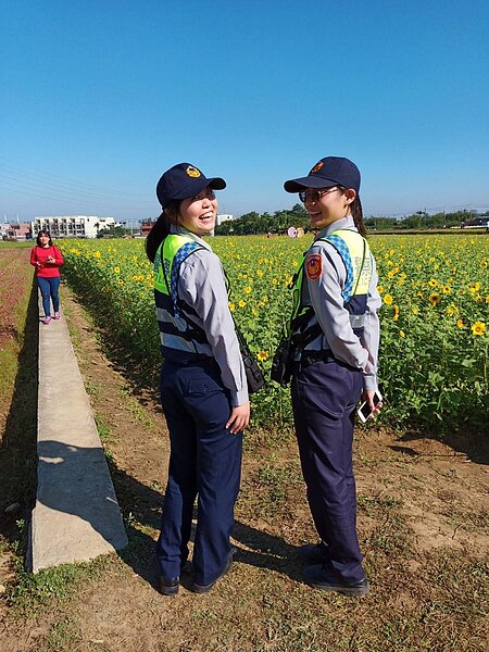 警方選派「學姊」型女警在花彩節現場執勤，學姊臉上燦爛笑容讓人忍不住多看一眼。圖／楊梅警分局提供