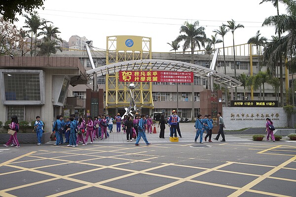 本校位於新北市永和區西區,係該地區唯一的公立國、高中,鄰近仁愛公園、樂華夜市。(圖/資料照片)
