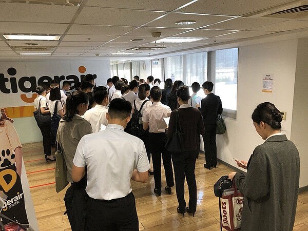台灣虎航今(1)日招募客艙組員,考生報到情況。 圖/台灣虎航提供