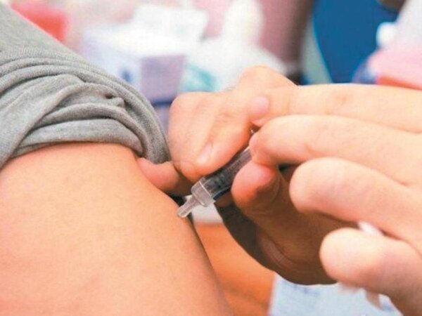今年公費流感疫苗品質頻頻出包，但衛生單位仍呼籲民眾盡快接種。圖／聯合報系資料照片