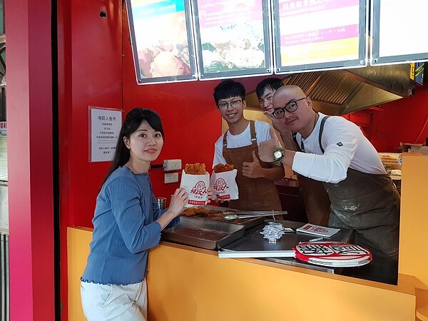 民進黨北市議員高嘉瑜有支持者在南港研究院路旁開雞排店,選前在臉書發文稱只要高是選區第一高票,今天下午2點就送百份雞排。記者翁浩然/攝影