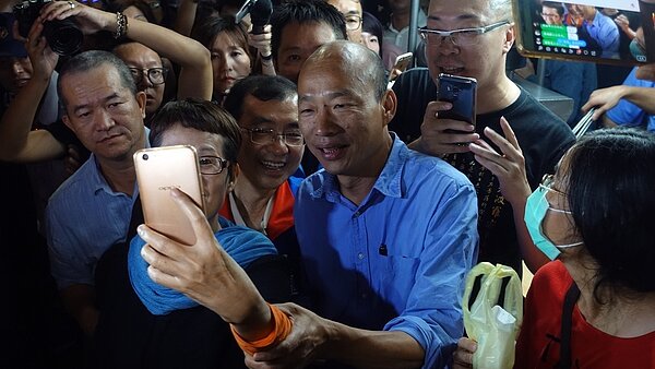 韓國瑜與宅神合體發雞排。記者劉星君/攝影