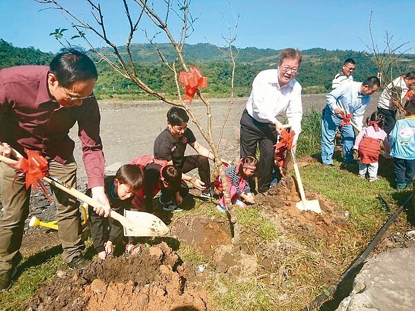 宜蘭縣政府要把昔日的「櫻花部落」種回來,昨天由代理縣長陳金德(右白衣者)領軍,在大同鄉寒溪部落種植原生種的櫻花。 記者羅建旺/攝影