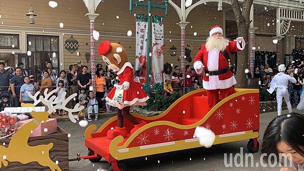 一年一度的耶誕節即將到來，六福村主題遊樂園再度降下銀白雪花，年末最後一檔大型慶典「耶誕星願」活動，從12月1日至明年1月1日登場。記者陳斯穎／攝影 