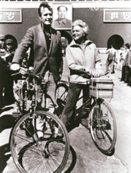 老布希(左)曾任美國駐北京聯絡處主任,和妻子芭芭拉常騎單車遊北京。兩人在天安門廣場留下這幅照片。 (環球網)