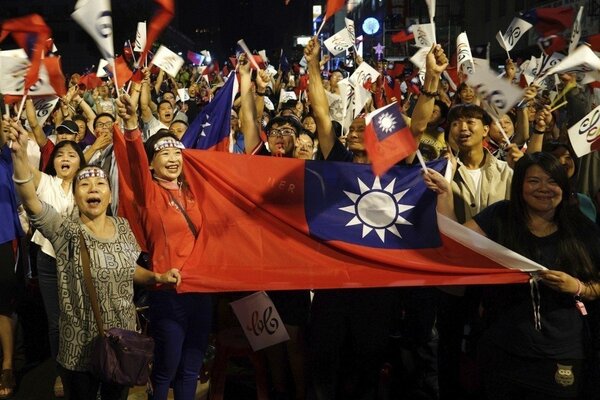 台灣執政黨民進黨在11月24日的地方選舉中大敗，反對黨國民黨的支持者慶祝勝利。美聯社
