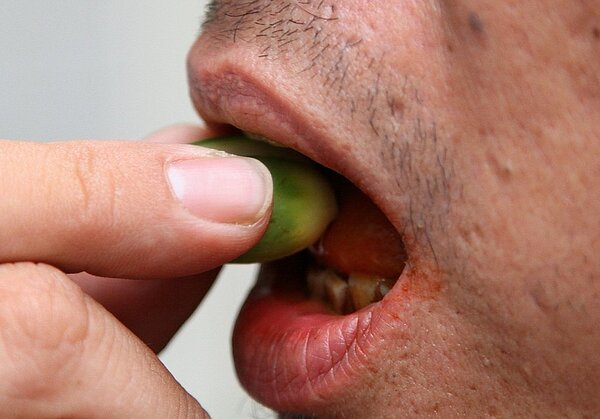 醫師呼籲,民眾應戒菸酒及檳榔,也別喝滾燙茶湯,一旦確診食道癌也應接受正規治療,才能保命。 圖/聯合報系資料照片