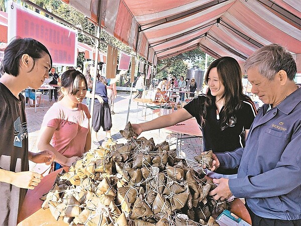 屏東家扶歲末園遊會連辦30年，今年有3分之1以上的攤位全靠家扶人支持，住在林邊鄉的陳儉年年包千顆粽子響應。 圖／家扶中心提供