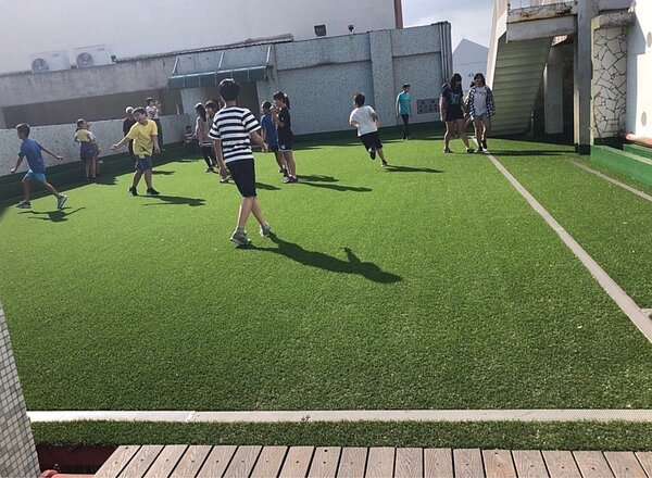 科園國小校長王國生將頂樓空間規劃為機動的運動空間，學生可以在這裡玩遊戲、打樂樂棒球、進行地板運動等。圖／新竹市府提供