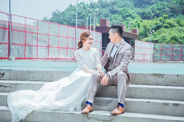 黃彥倫脫單娶回美嬌娘,拍攝婚紗照甜蜜放閃。(圖/永慶房屋提供)