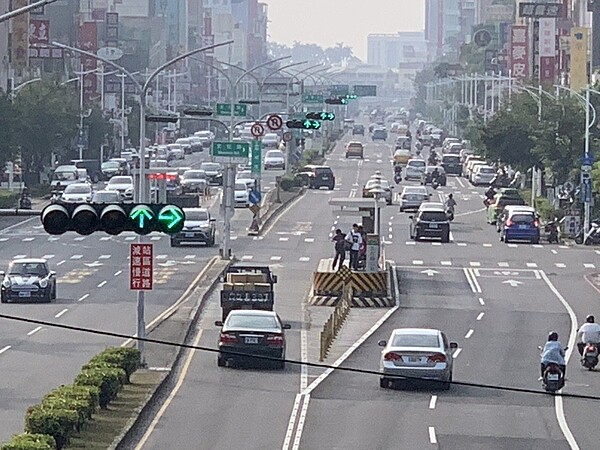 嘉義BRT（公車捷運系統）候車站台存廢再度成為嘉義市議會定期會質詢焦點，國民黨議員鄭光宏說，候車站台是否拆除或移設路側，已經吵了10年，希望市府能透過專家評估，做出一個客觀結論，再尋求議會預算支持。記者王慧瑛／攝影