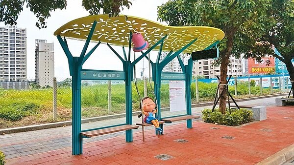 鄰近淡海輕軌綠山線的「中山濱海路口」公車候車亭,也比照淡海輕軌融入幾米公共藝術,成為打卡新景點。 記者陳珮琦/翻攝