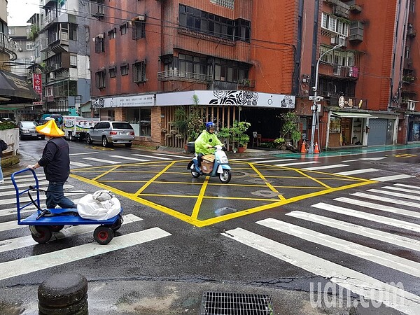 為提升機車行駛安全,有立委呼籲比照美國作法,以大數據分析並重新繪製防滑係數標線。 圖/聯合報系資料照片