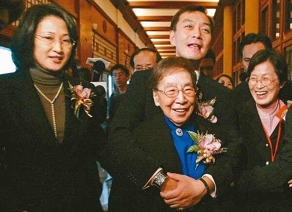 母親吳舜文(前中)是嚴凱泰(後中)最敬愛的人,也是在他當年改革之路上最支持他的人。 本報系資料照