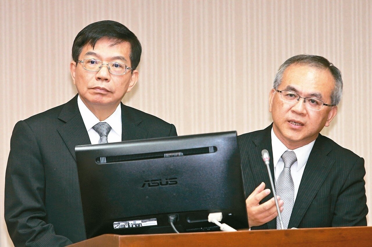 交通部次長王國材(左)昨天出席立法院交通委員會備詢。 記者蘇健忠/攝影
