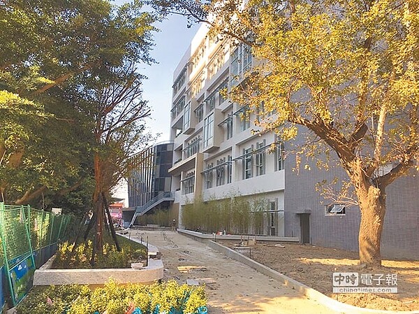 新北市政府2016年興建樹林藝文綜合行政大樓,原訂10月完工,卻因各局處進駐時產生分歧,導致啟用時程延誤。(許哲瑗翻攝)