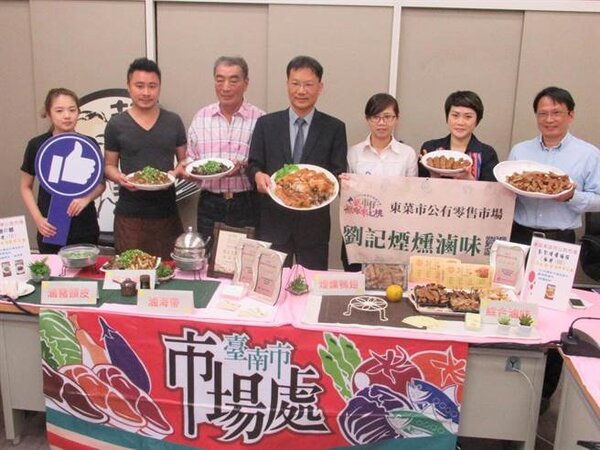 2018傳統市場星級名攤十大滷味評選揭曉，台南市共有4家業者6項滷味入榜，台南市經發局3日舉行記者會，向民眾介紹這些隱身市場的好味道。（莊曜聰攝）