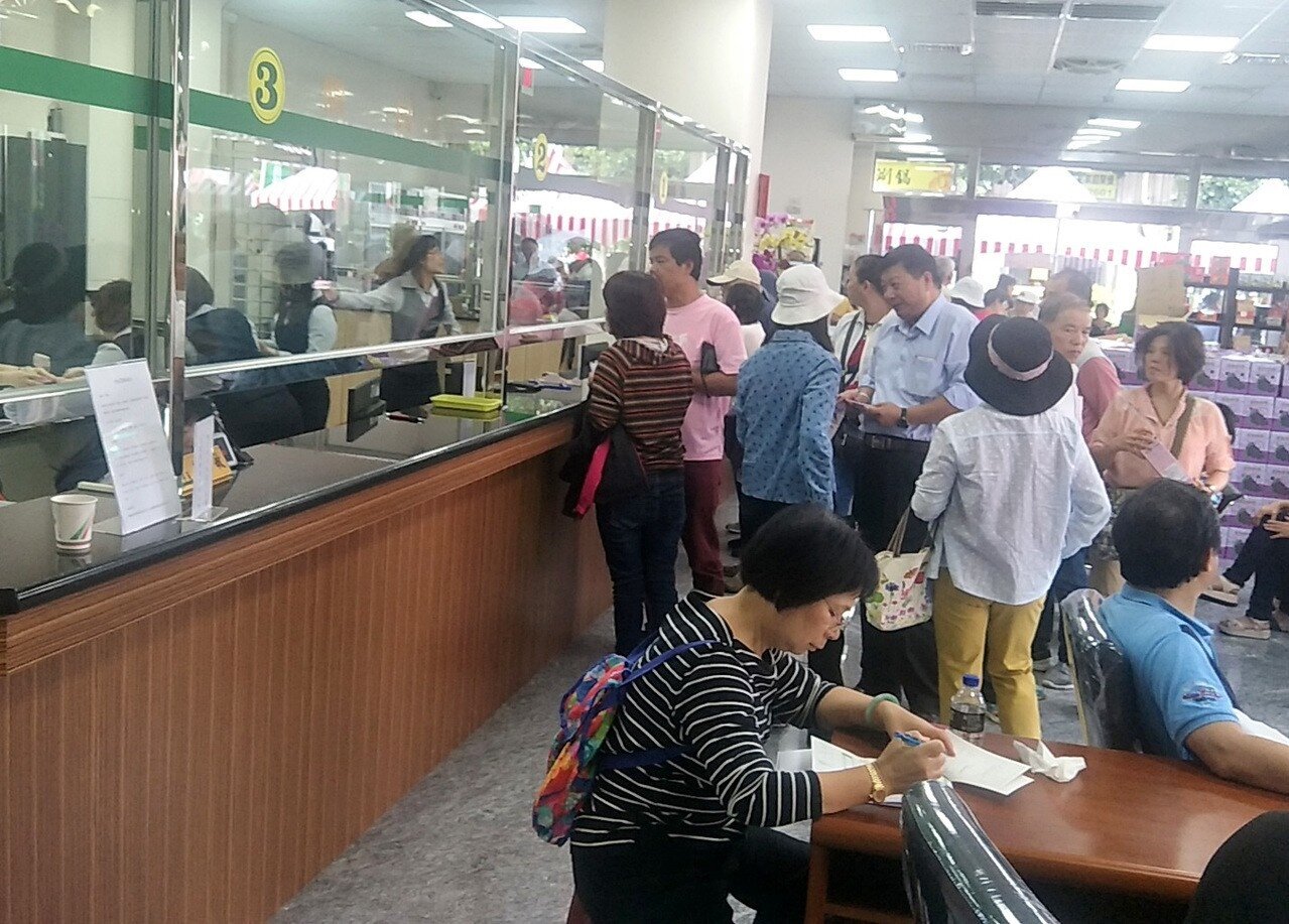桃園市大園區農會青埔辦事處落成啟用,吸引許多農民、市民前往開戶存提款和選購農特產品。記者曾增勳/攝影