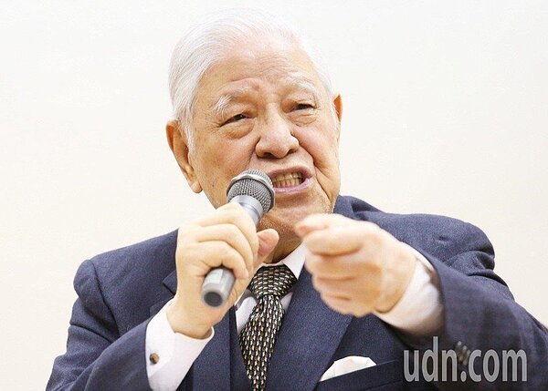 前總統李登輝日前在起居室看電視，準備起身回臥房時，不慎正面跌倒。 圖／聯合報系資料照片