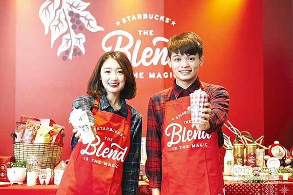 星巴克除了推出耶誕限定飲品及糕點，杯身也換上濃濃耶誕氛圍，還有上百款限定主題商品、生活用品及咖啡設備等，搶攻一年一度耶誕商機。圖／業者提供