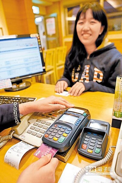 不少民眾到醫院看病時已經習慣刷卡繳費,住院繳費刷卡比例更高,有些醫院可高達7、8成,方便成自然,若因手續費問題導致不能刷卡,恐怕會民怨四起。(本報資料照片)