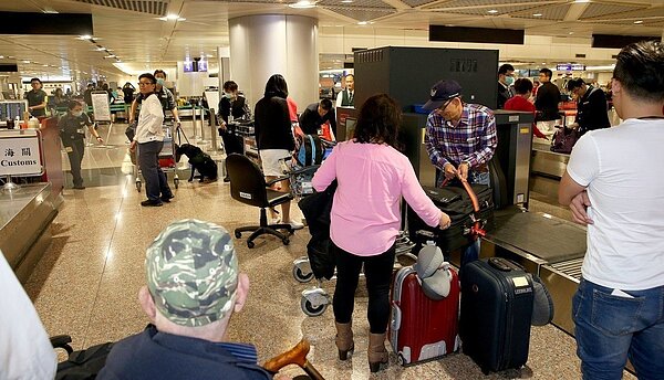 大陸非洲豬瘟疫情嚴峻,關務署台北關在桃園機場加強查緝違法攜帶肉品入境,卻引來旅客投訴,抱怨通關速度太慢。 聯合報記者陳嘉寧/攝影