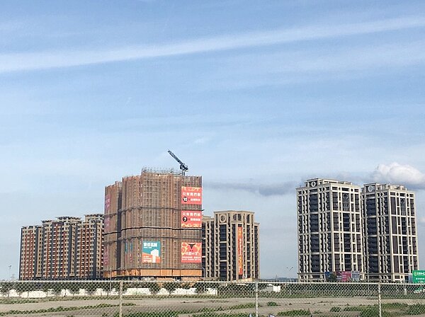 桃園市青埔特定區歷經房價殺到1字頭之後，今年自住客進場看屋增加，帶動推案及房價行情回溫，每坪均價回到20到28萬元之間。記者曾增勳／攝影 