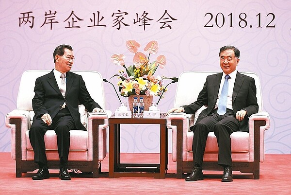 中共中央政治局常委、全國政協主席汪洋（右）四日在廈門會見兩岸企業家峰會台灣方面理事長蕭萬長。 （中新社）