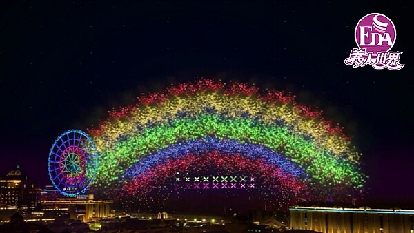 藉由煙火變化，義大打造出「夜間彩虹」效果。圖／義大世界提供