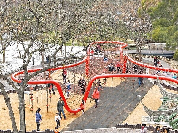 鰲峰山運動公園自國外引進大型遊樂設施,是親子界火紅的必訪景點。(陳淑娥攝)