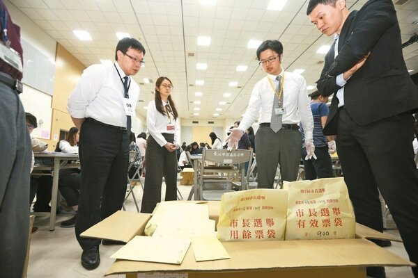 台北市長選舉昨天開始驗票。 圖╱台北市攝影記者聯誼會提供
