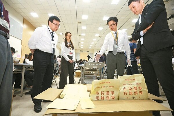 台北市長選舉昨天開始驗票。 圖╱台北市攝影記者聯誼會提供