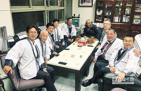 南投縣長林明溱(中),邀集各觀光產業理事長高峰會,對中央旅遊補助差別待遇,大表不平!(廖志晃攝)