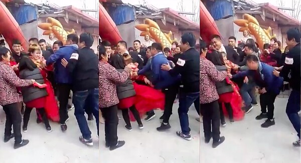 受不了鬧婚活動,身著大紅禮服的新娘站起身後對著一位男賓客的下體狠踹一腳出氣。圖擷自 新浪視頻