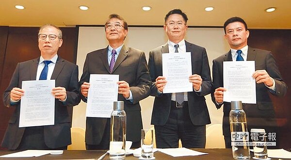 聯合再生能源公司董事長洪傳獻(左起)、SEMI太陽光電委員會主席廖國榮、太陽能光電發電系統同業公會理事長郭軒甫及天泰能源創辦合夥人陳坤宏,呼籲政府重訂合理費率。(范揚光攝)