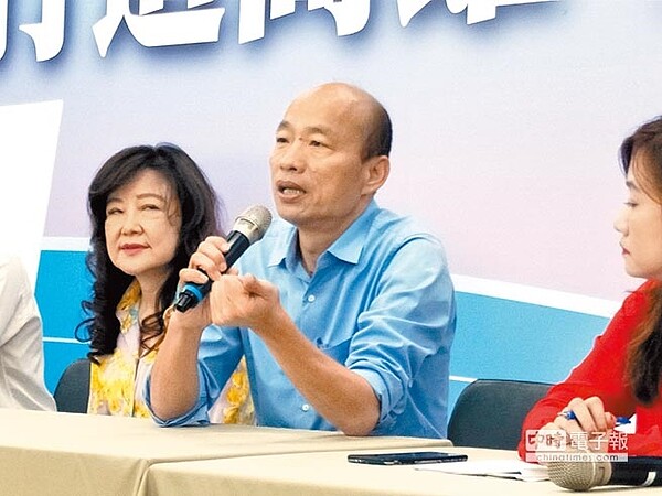 準高雄市長韓國瑜（中）說，勝選後就知道沒有蜜月期。（李義攝）