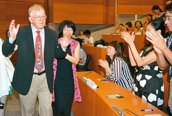 羅慧夫顱顏基金會創辦人羅慧夫(左)2013年出席感恩見面會,與兩百多個接受顱顏手術家庭相聚,這是他最後一次在台灣露面。 圖/聯合報系資料照片