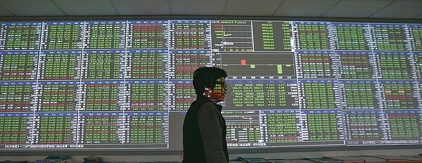 美股昨(5)日重挫799點,創下10月股災以來最大跌幅,台北股市上午開盤跌幅擴大逾180點,證券行的螢幕一片綠油油。 記者蘇健忠/攝影